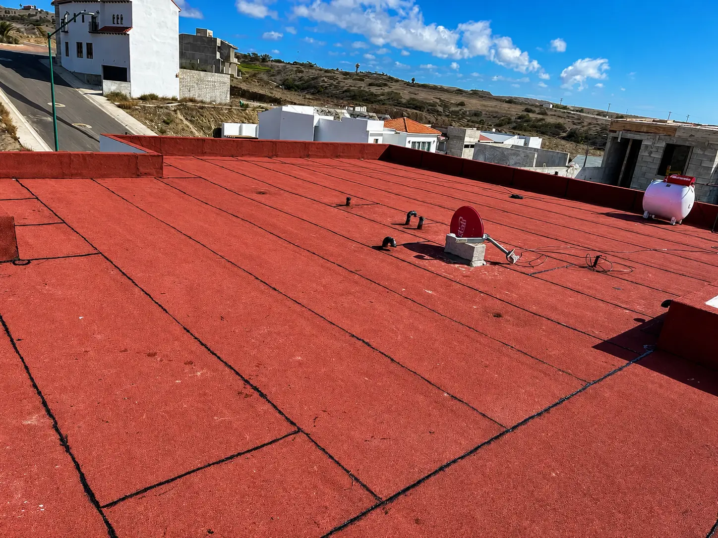 Azotea residencial terminada con arenado prefabricado rojo terracota y traslapes sellados en Baja California