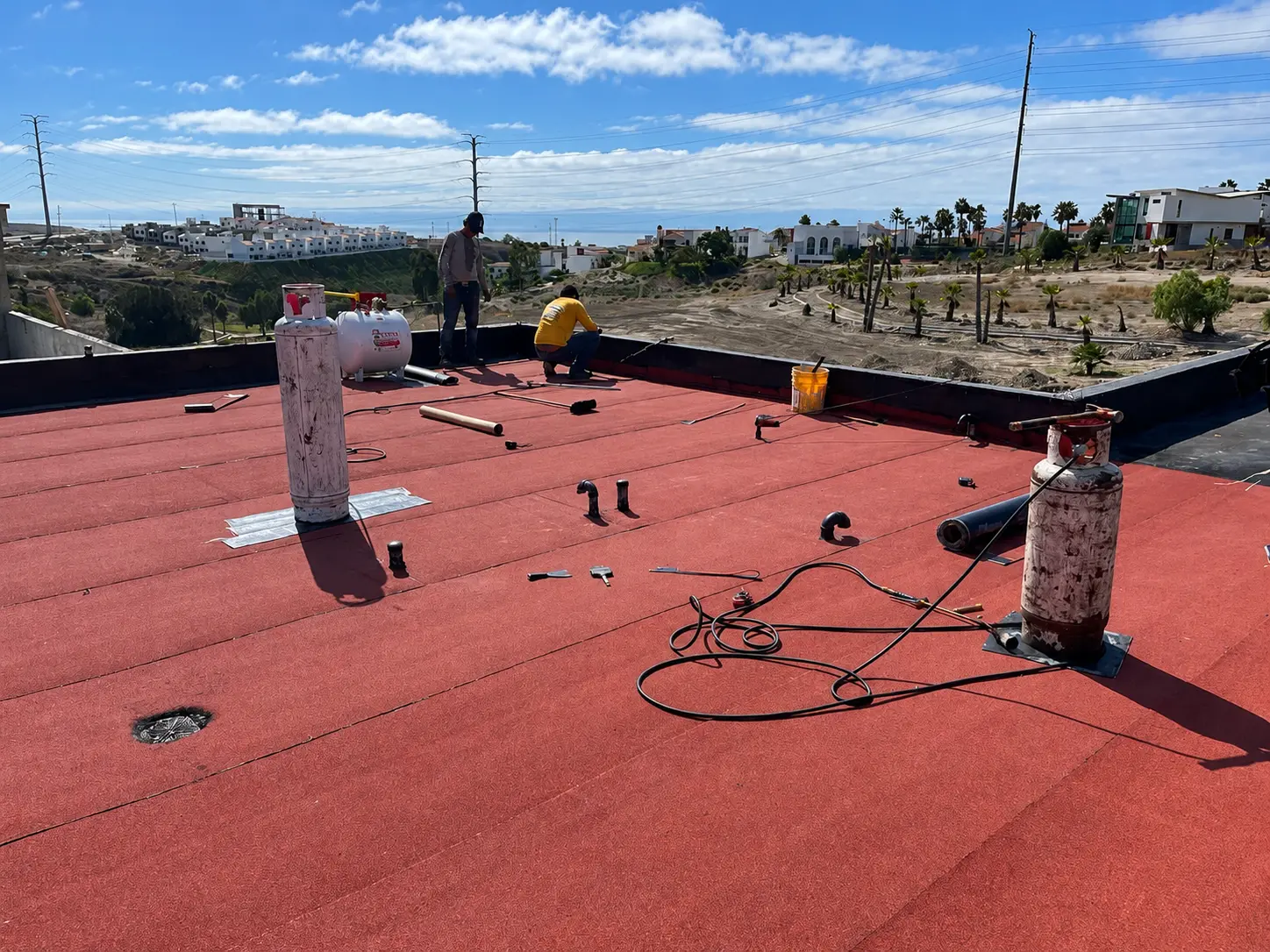 Cuadrilla de Imper Baja California instalando manto prefabricado a termofusión