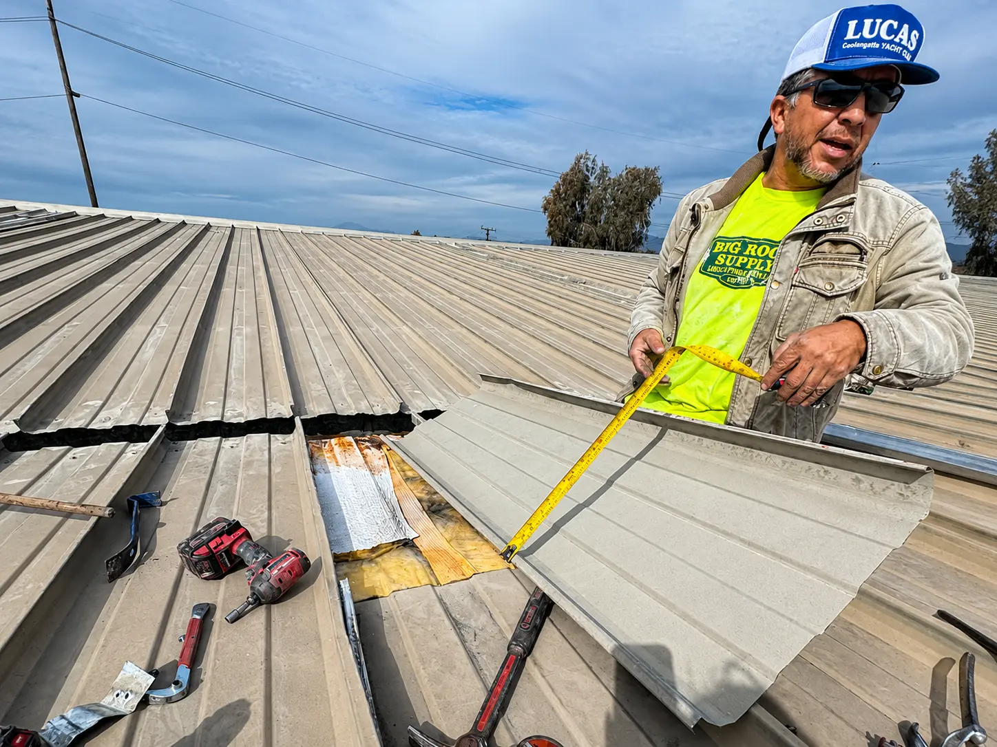 Medición de panel nuevo para reparación de techumbre de lámina