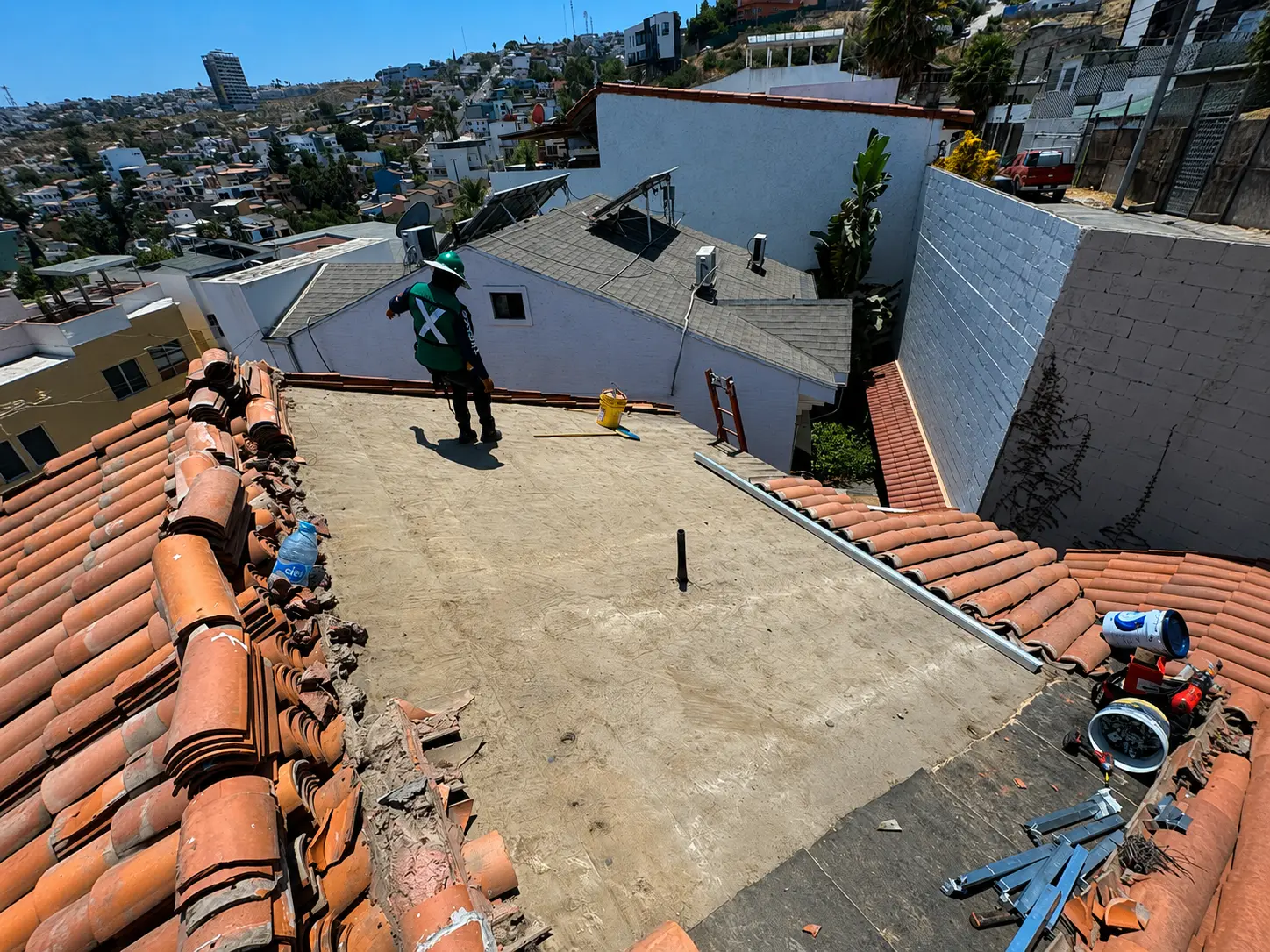 Retiro de teja de barro en techo inclinado residencial para impermeabilizar